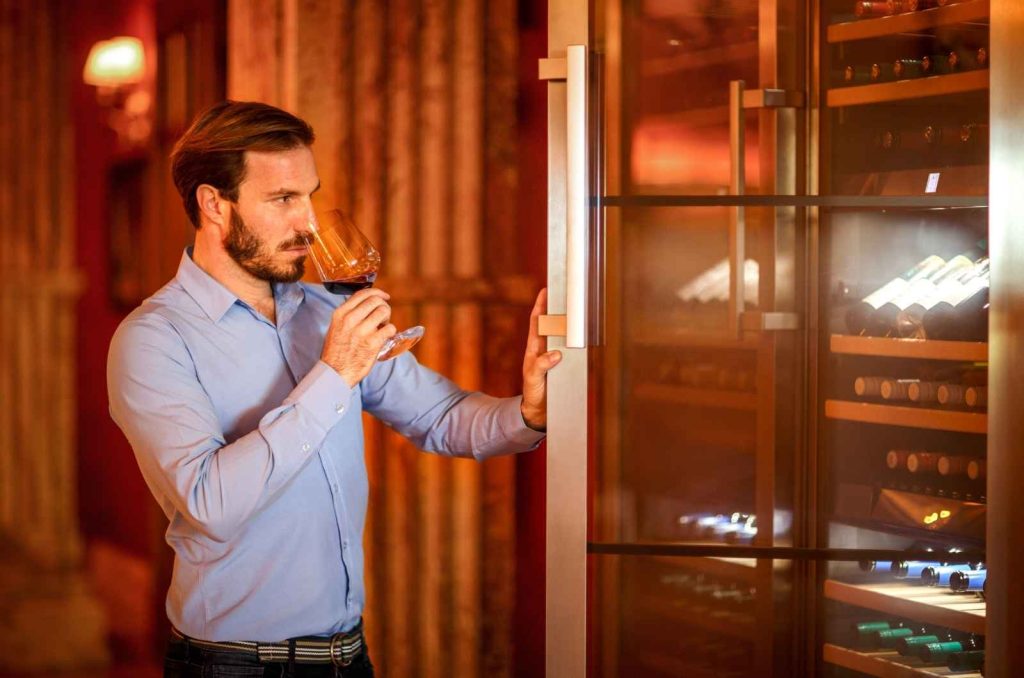 מקרר יין גדול